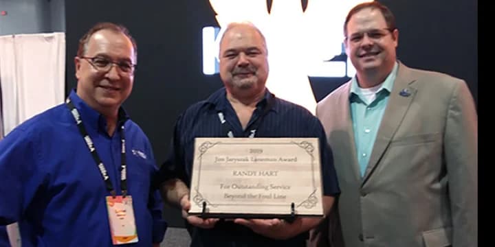 Ohio laneman Randy Hart receives Jim Jaryszak Laneman Award