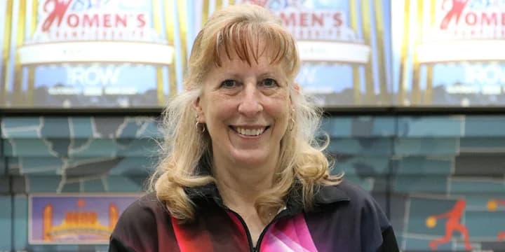2019 team champion Sharon Powers fires 10th 800 in tournament history to take singles lead in 2021 USBC Women's Championships