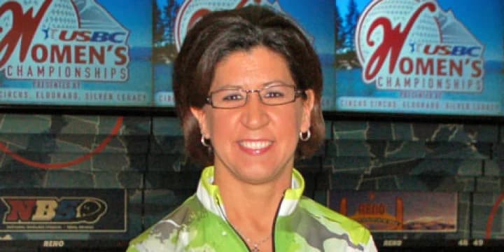 New Hall of Famer Liz Johnson surges into all-events, doubles lead at Women's Championships