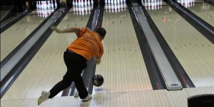 Now a part-time player, Mike DeVaney shows he still has 'it' in leading PBA Chameleon Championship qualifying