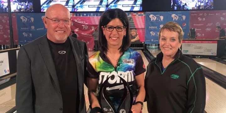 Diana Zavjalova’s 10th frame split enables Liz Johnson to reverse USBC Queens title match result, win 2017 PWBA Storm Sacramento Open