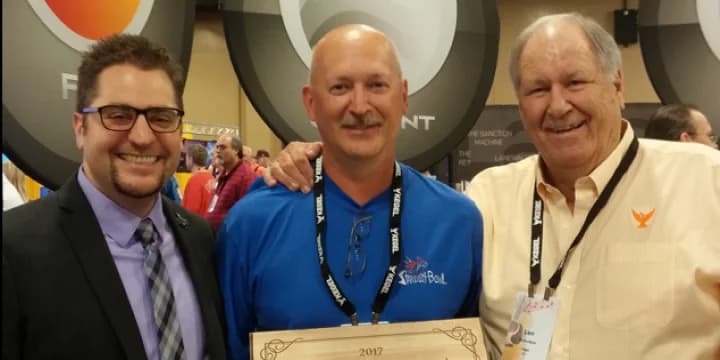'Hula Bob' Hileman named 2017 Jim Jaryszak Laneman Award recipient for 2017