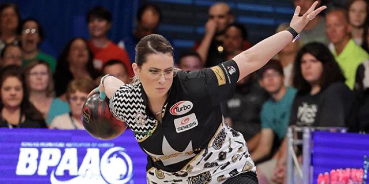 Liz Kuhlkin continues late-season surge by leading first round of 2018 BowlerX.com PWBA Twin Cities Open