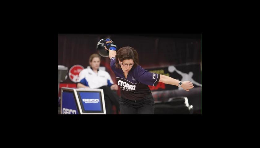 Liz Johnson leads after first round of USBC Queens
