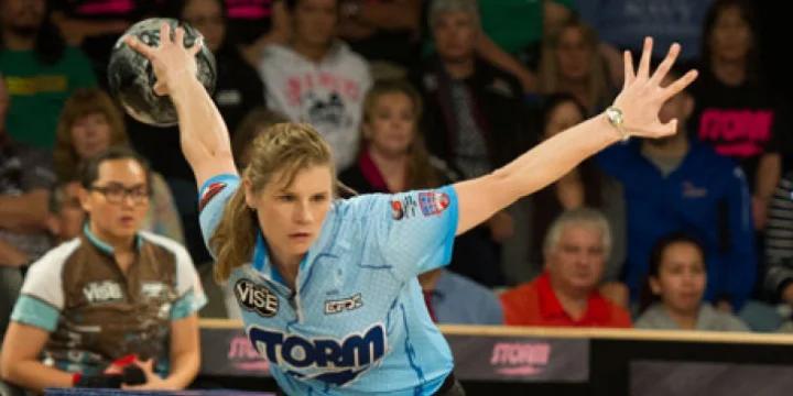On nearly flat lane pattern, Kelly Kulick averages 206.5 to lead qualifying of Pepsi PWBA Lincoln Open
